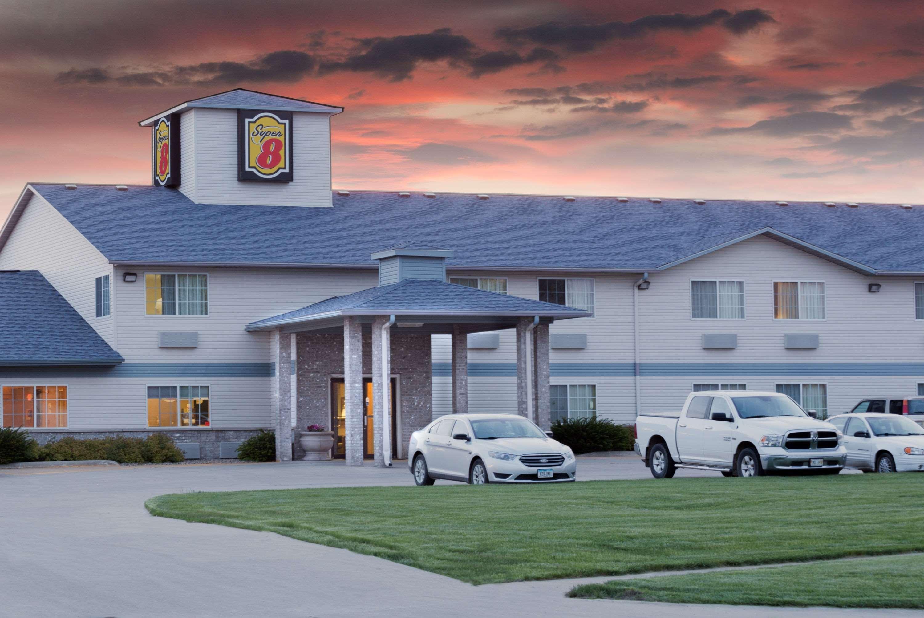 Super 8 By Wyndham Carroll/East Hotel Exterior photo